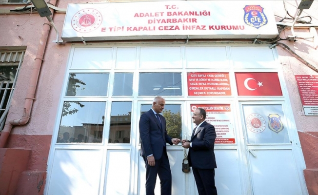 Diyarbakır Cezaevi anahtarını Bakan Ersoy'a teslim etti