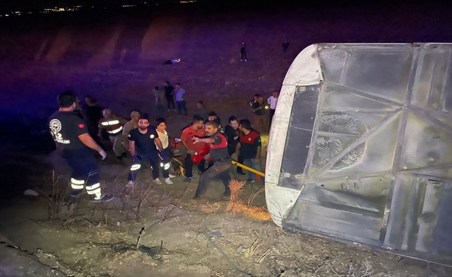 Şanlıurfa'da yolcu otobüsü devrildi: 25 kişi yaralandı