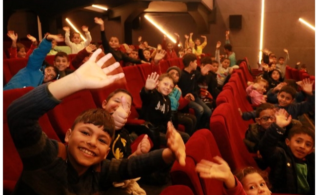Köy okulundaki çocuklar ilk kez sinema ile tanıştı