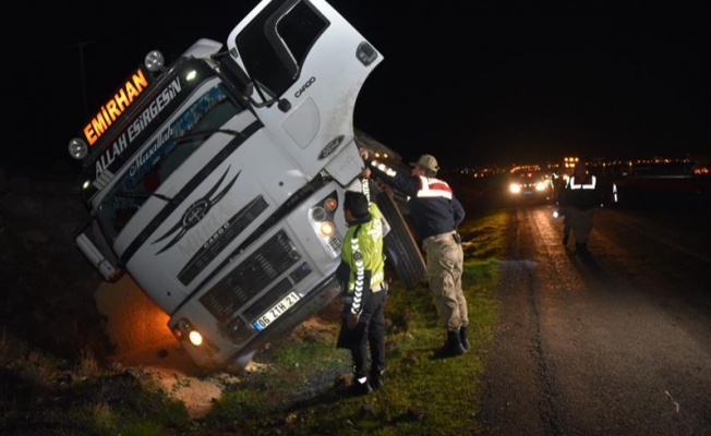Şanlıurfa'da şarampole devrilen kamyondaki 2 kişi yaralandı