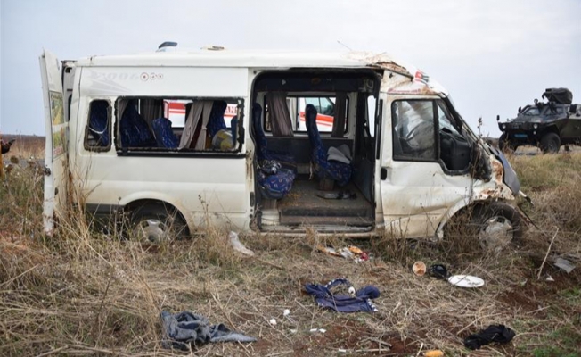 Şanlıurfa'da tarım işçilerini taşıyan minibüs devrildi: 23 yaralı