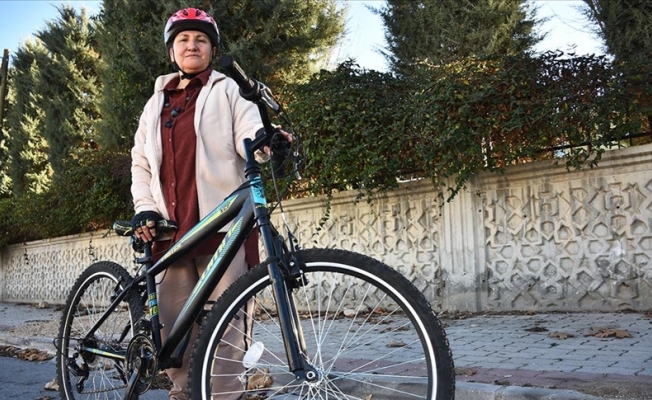 Bisiklet sürmeyi öğrenmek için 67 yaşında kursa gitti