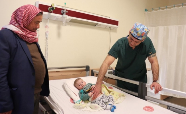 Şanlıurfa'da bağırsağı felçli bebek ameliyatla sağlığına kavuştu