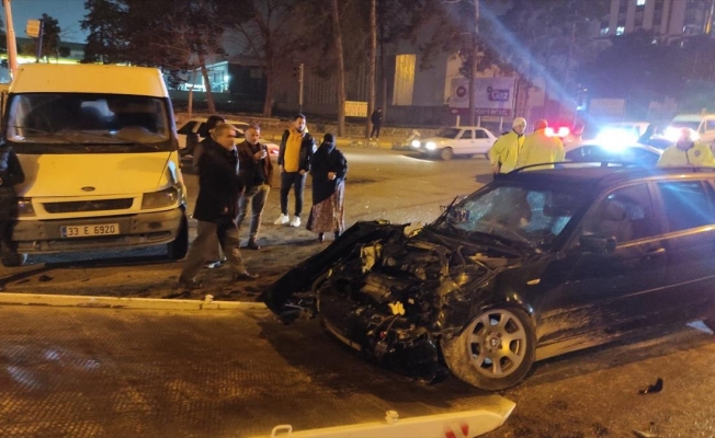 Şanlıurfa'da minibüs ile otomobil çarpıştı: 7 kişi yaralandı
