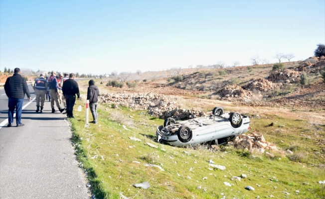 Şanlıurfa'da devrilen otomobildeki 2 kişi yaralandı