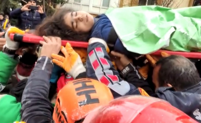 Depremde enkaz altında kalan bir çocuk yaralı olarak çıkarıldı