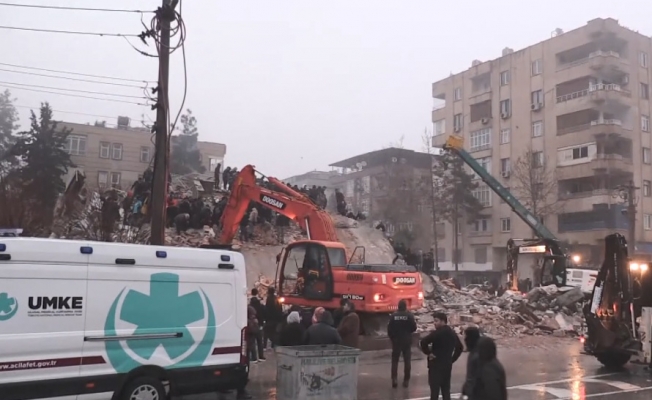 İpekyol caddesinde yıkılan binada arama kurtarma çalışmaları