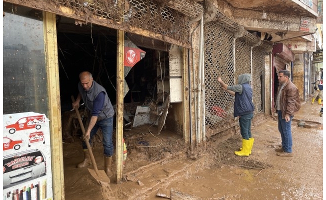 Sel mağduru esnaf, çamurla kaplanan iş yerlerini temizliyor