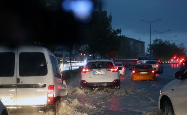 Ankara'da sağanak su baskınlarına neden oldu