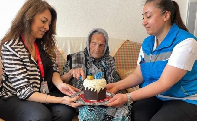 Ayşe nine 100. yaşını sağlık ekipleriyle kutladı