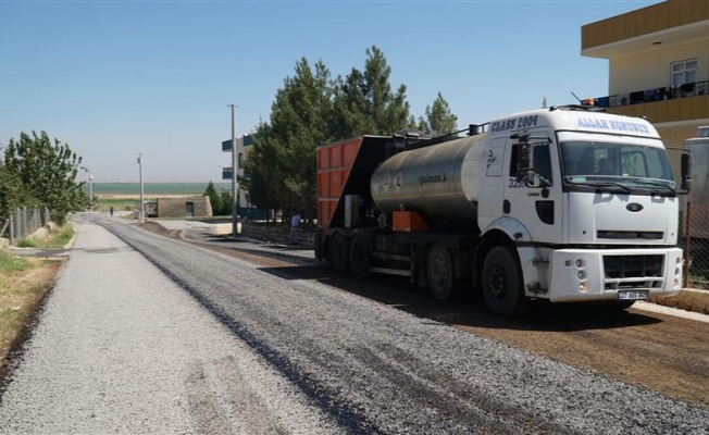 Haliliye kırsalında sathi kaplama asfalt çalışmaları sürüyor