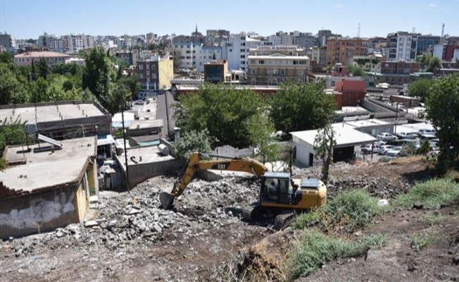Siverek'te kale etrafından kamulaştırması yapılan evlerin yıkımı sürüyor