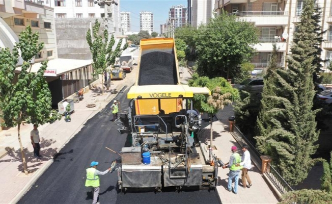 Karaköprü'de yollar sıcak asfaltla yenileniyor