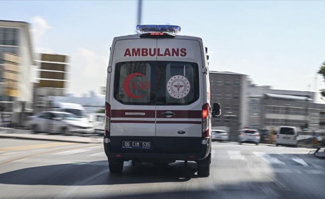 Zamanla yarışan ambulans ekibinin trafikteki mücadelesi